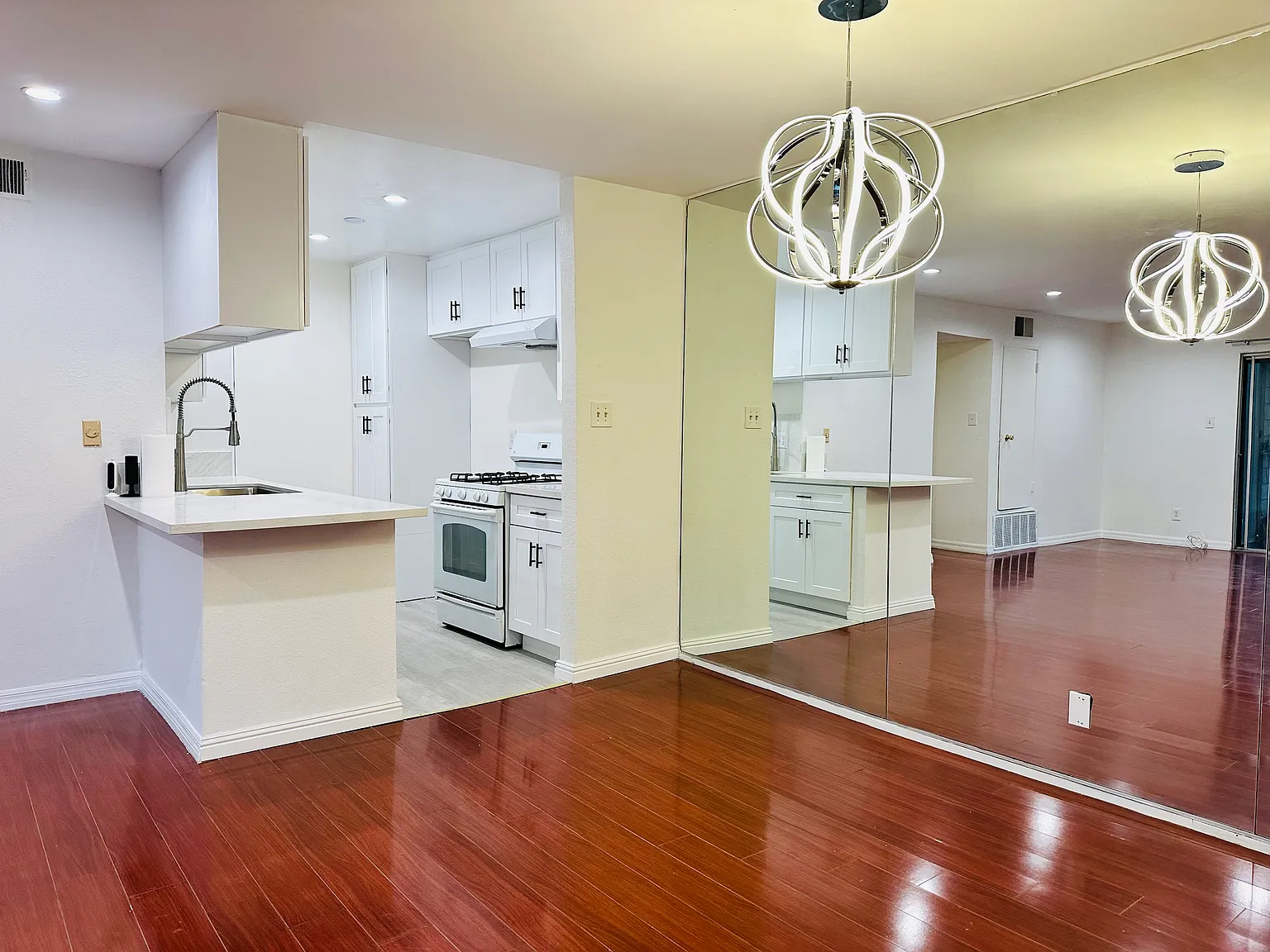 3 bed, 1096 sqft, $2,875 — Photo 3