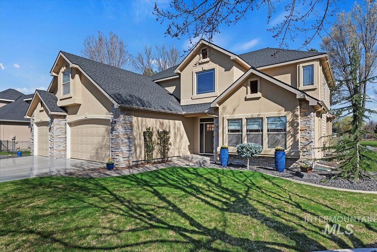 1104 W Colchester Dr