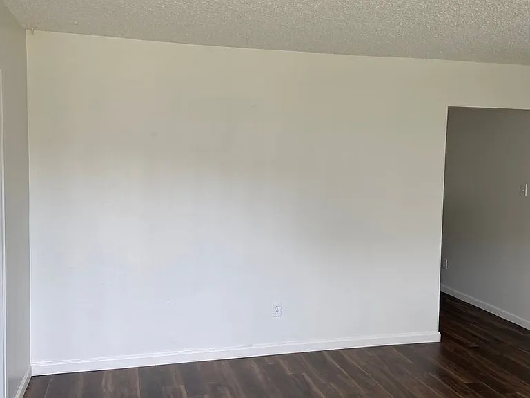 2400 Ashe Rd — Photo 2