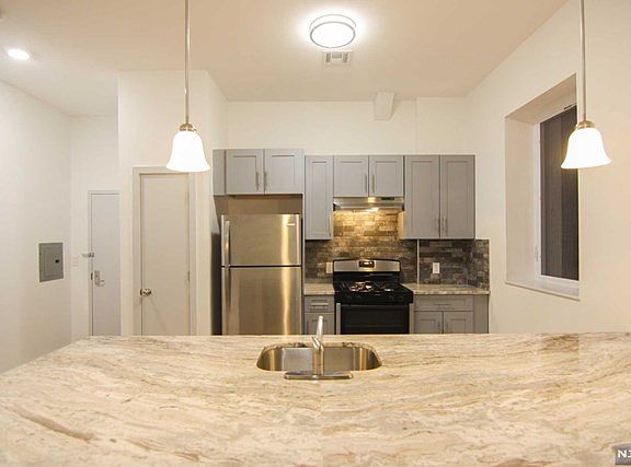 3rd image of 195-197 Lincoln Ave #102