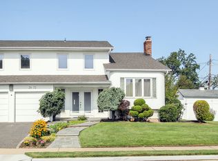 2672 S Seamans Neck Rd, Seaford, NY 11783