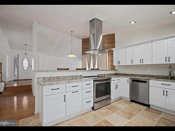 3rd image of 122 E Meadowland Ln