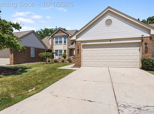 15744 Golfview Drive Blvd, Riverview, MI 48193