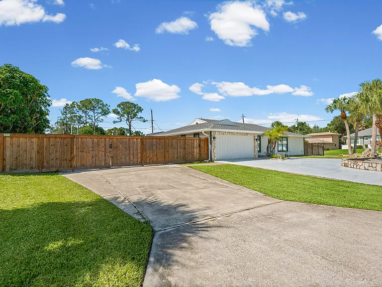 240 Eider Rd — Photo 2