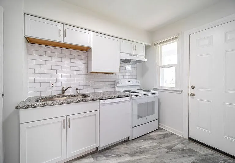 2912 Ruhl Ave — Photo 2