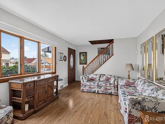 4th image of 107 Cherry St