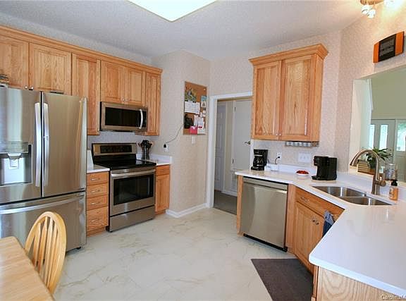 3rd image of 3201 Crescent Knoll Dr
