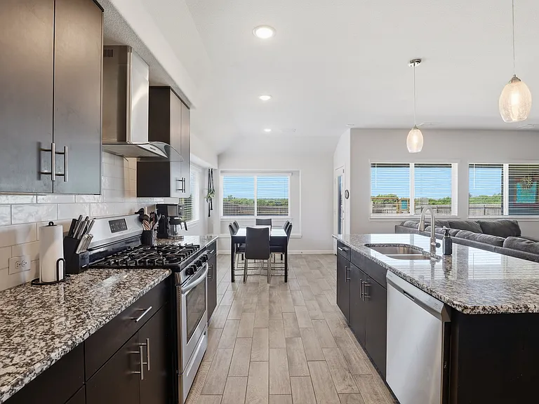 1032 Fairfax Dr — Photo 7