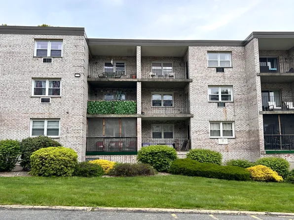 300 Meadowside Rd APT 202, Milford, CT 06460