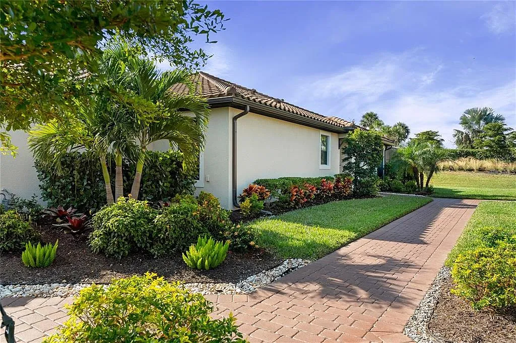 2 bed, 2.0 bath, 1558 sqft, $7,950 — Photo 4
