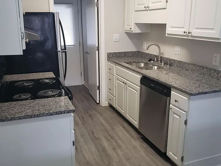 Waterway Crossing Apartments — Photo 21