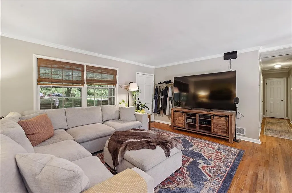 3 bed, 2.0 bath, 1679 sqft, $3,450 — Photo 4