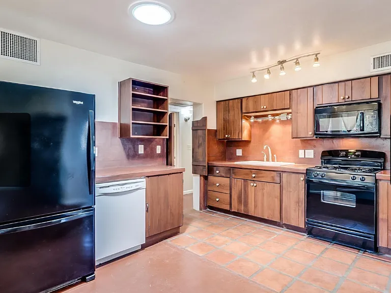 3913 E Montecito St — Photo 8