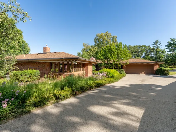 11 Squires Ln, Saint Louis, MO 63131