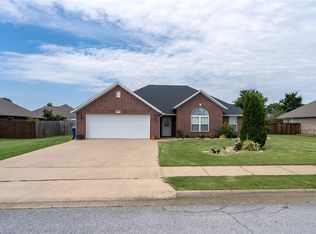 6009 Overland Dr, Siloam Springs, AR 72761