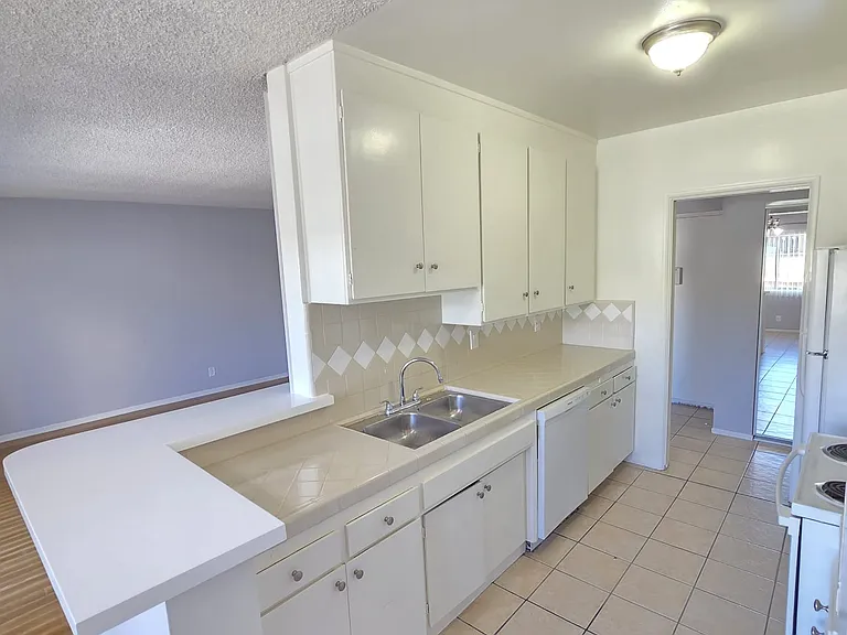 13955 Oxnard St — Photo 21