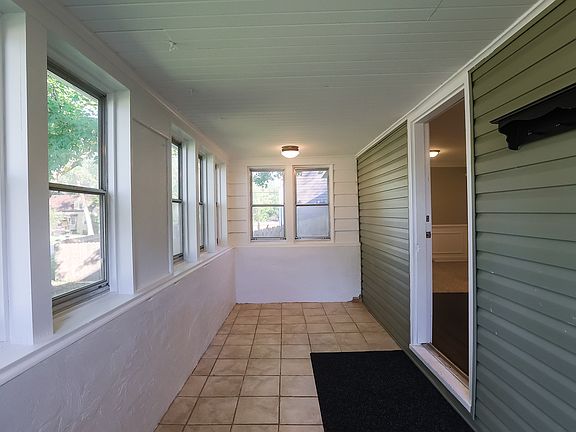 3rd image of 1027 N Clarendon Dr