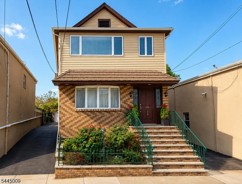 3 bed, 1.0 bath, $2,400 — Photo 1