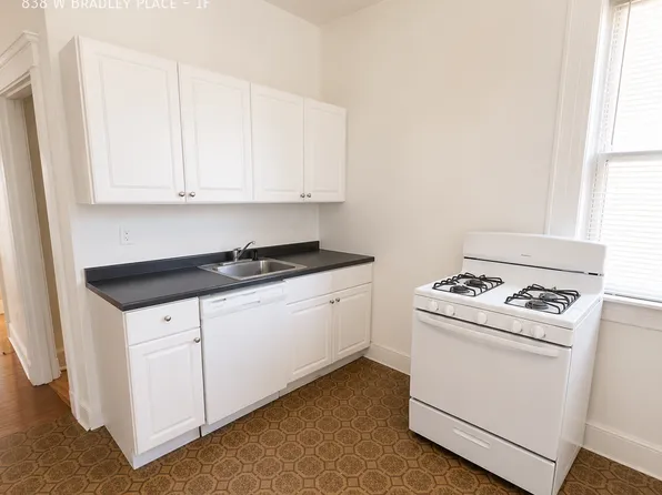 838 W Bradley Pl, Chicago, IL