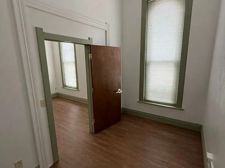 1007 N Summit St — Photo 32