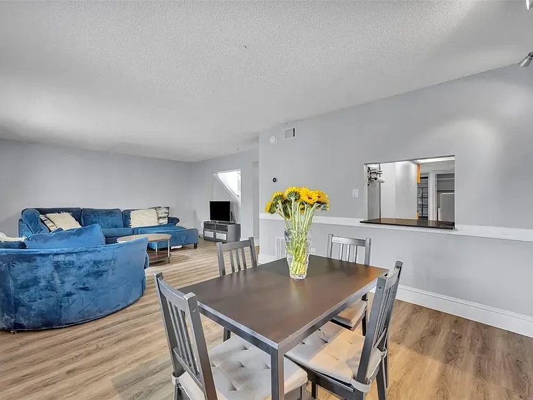 5377 Vineland Rd — Photo 11
