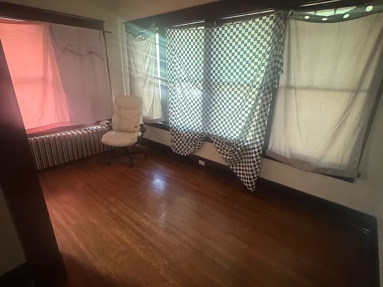 405 Victoria Pl #2 — Photo 2