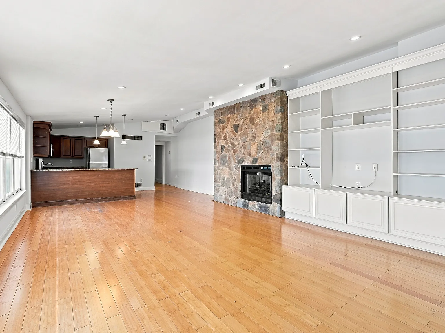 2 bed, 1000 sqft, $3,550 — Photo 2