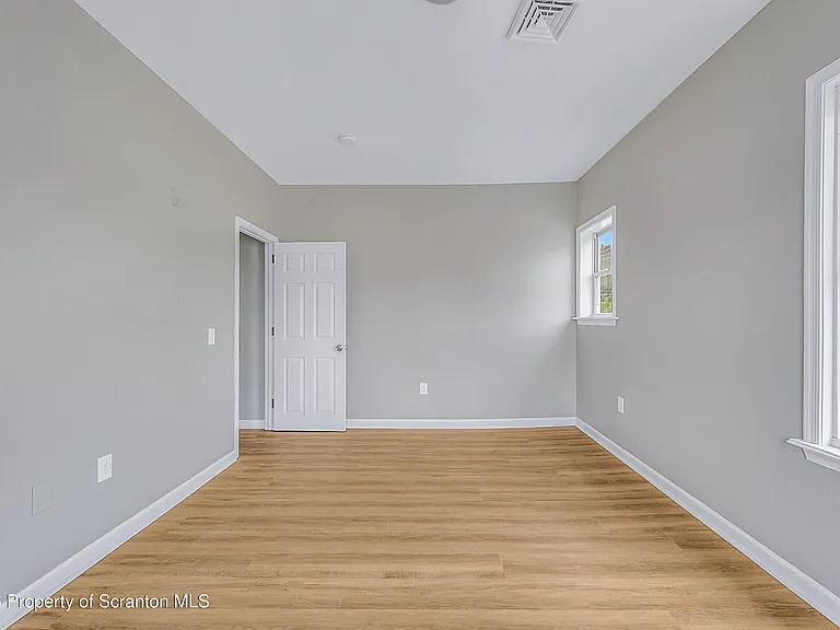 114 E Market St #4 — Photo 16