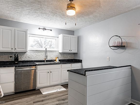 4th image of 2608 Fairview Ave