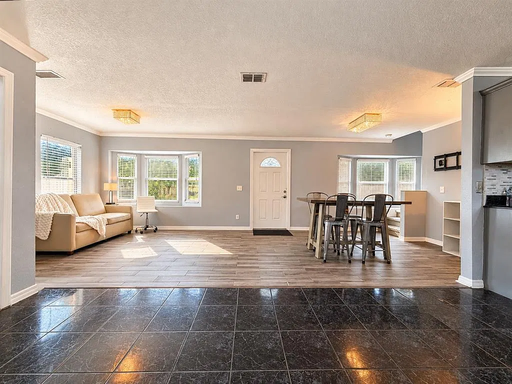 3 bed, 3.5 bath, 1400 sqft, $2,500 — Photo 4