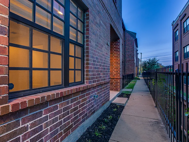 602 Finley Ct — Photo 3
