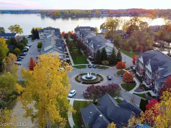 527 Red Oak Ct, Walled Lake, MI 48390