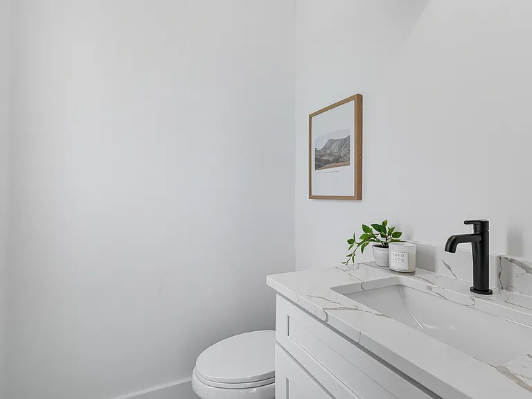 1230B Bessie Ave — Photo 5