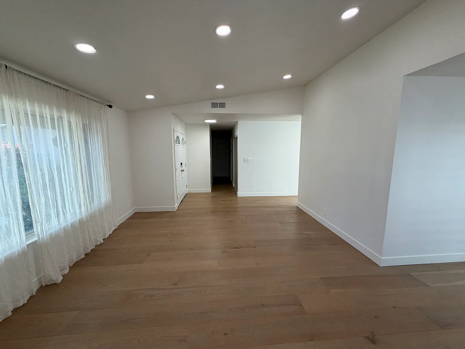 4 bed, 1652 sqft, $4,550 — Photo 4