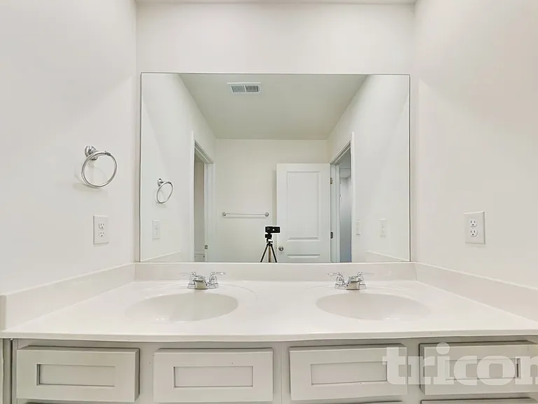 1940 Logan Ln — Photo 13