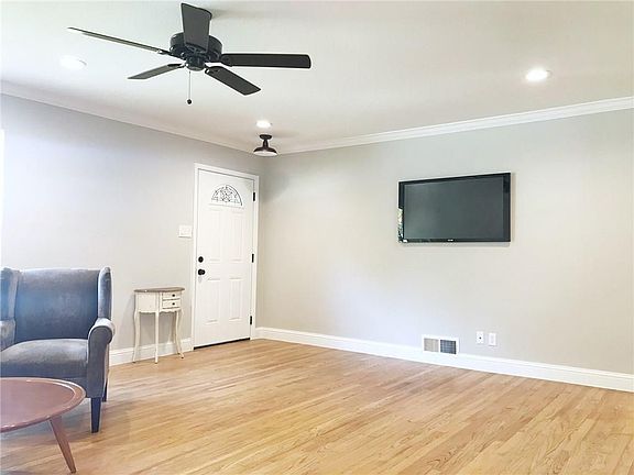 5th image of 828 Inwood Dr
