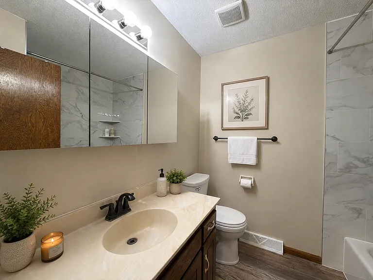 Full Bathroom 1