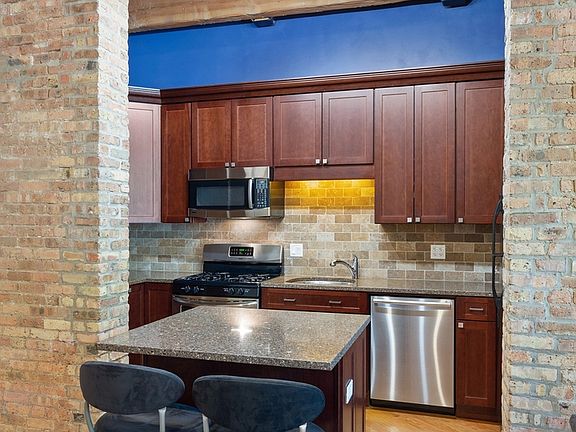 3rd image of 3201 N Ravenswood Ave