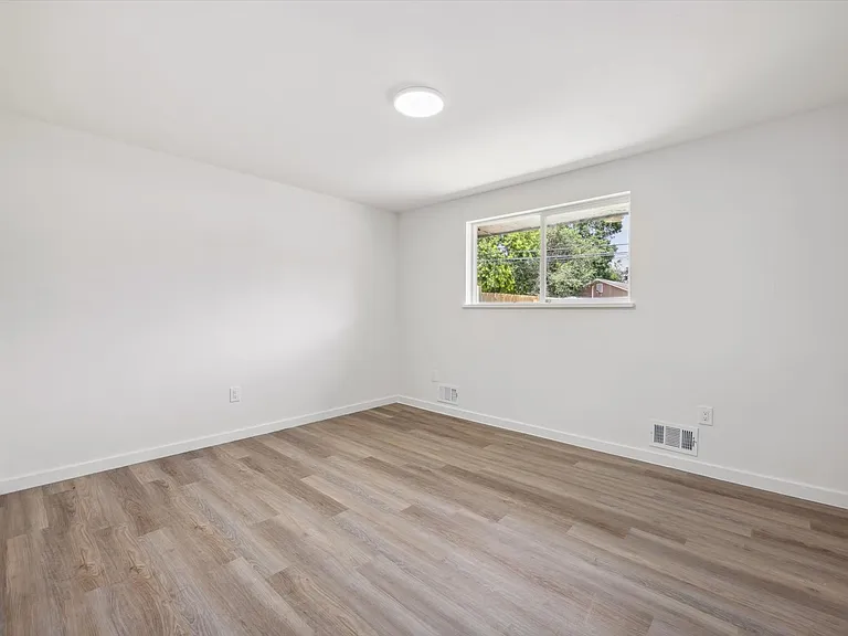 305 W Geneseo St #A — Photo 7