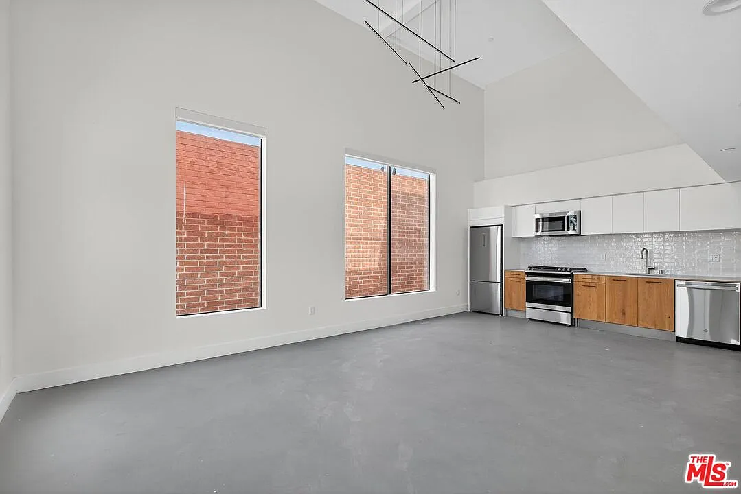 2 bed, 2.5 bath, 1080 sqft, $4,500 — Photo 2