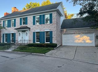 929 Lochmoor Pl, Grosse Pointe Woods, MI 48236