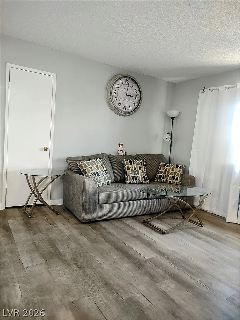 2 bed, 1.0 bath, 924 sqft, $1,600 — Photo 4