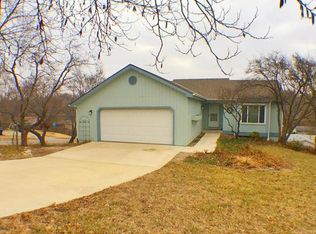 900 Chalk Hill Ct, Lawrence, KS 66049