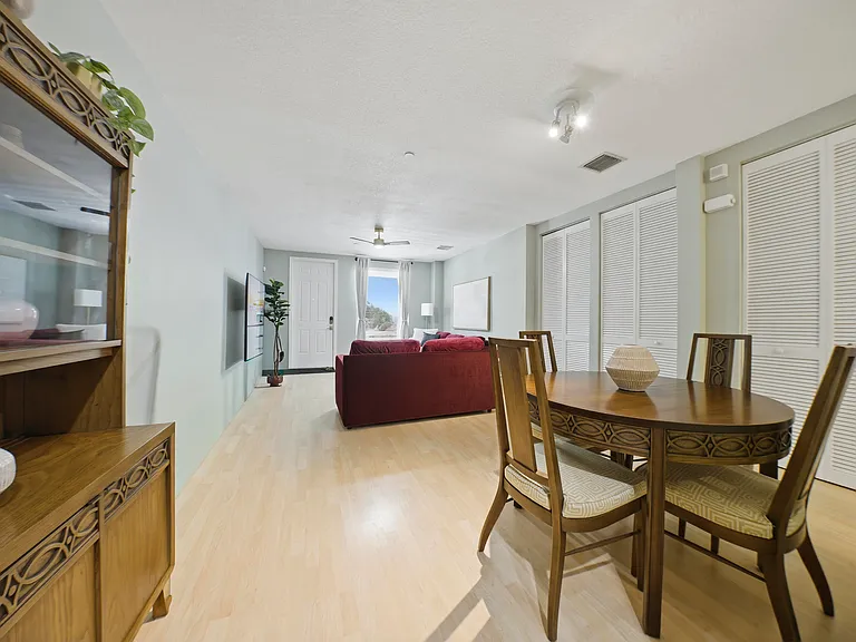 232 SW 14th Ave — Photo 3