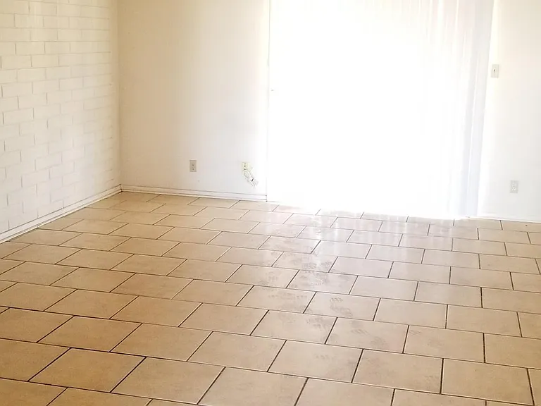 7112 W Minnezona Ave — Photo 5