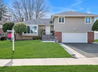 71 Melanie Ln, Syosset, NY 11791