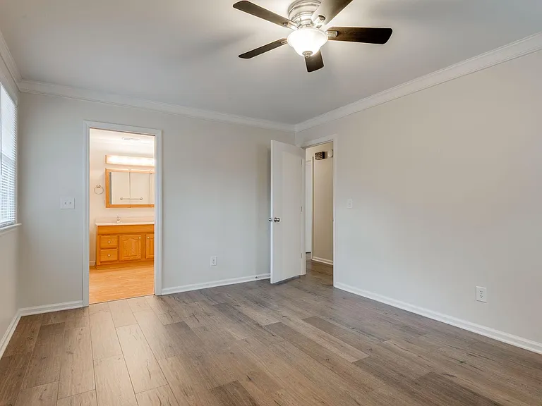 826 Victoria Dr — Photo 21