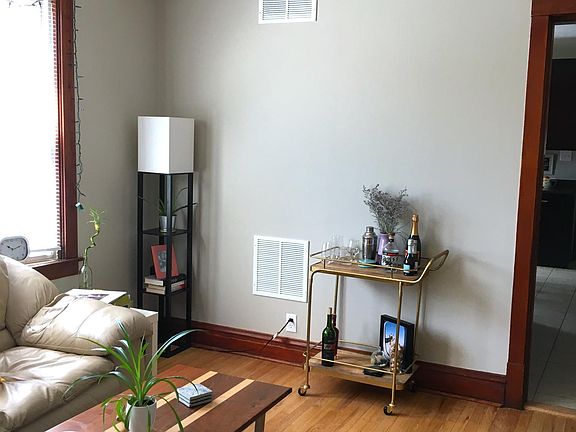 3rd image of 2224 N Leavitt St APT 2R