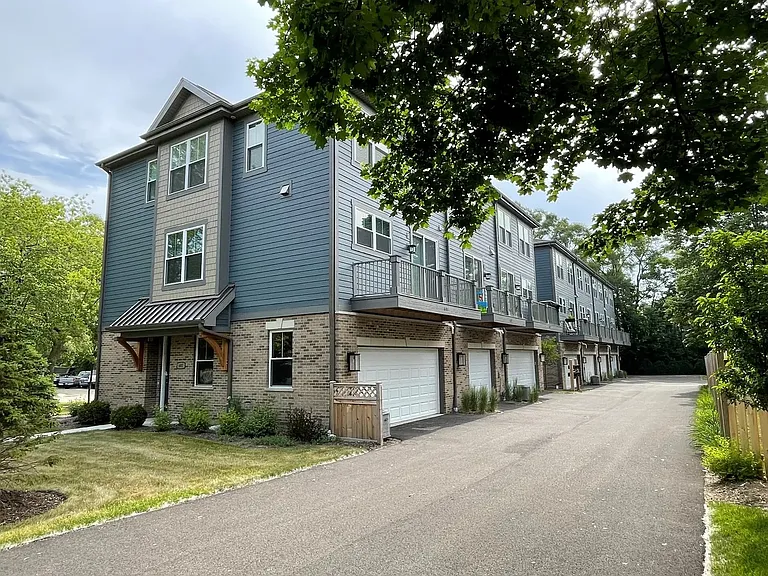 603 Broadway St — Photo 3