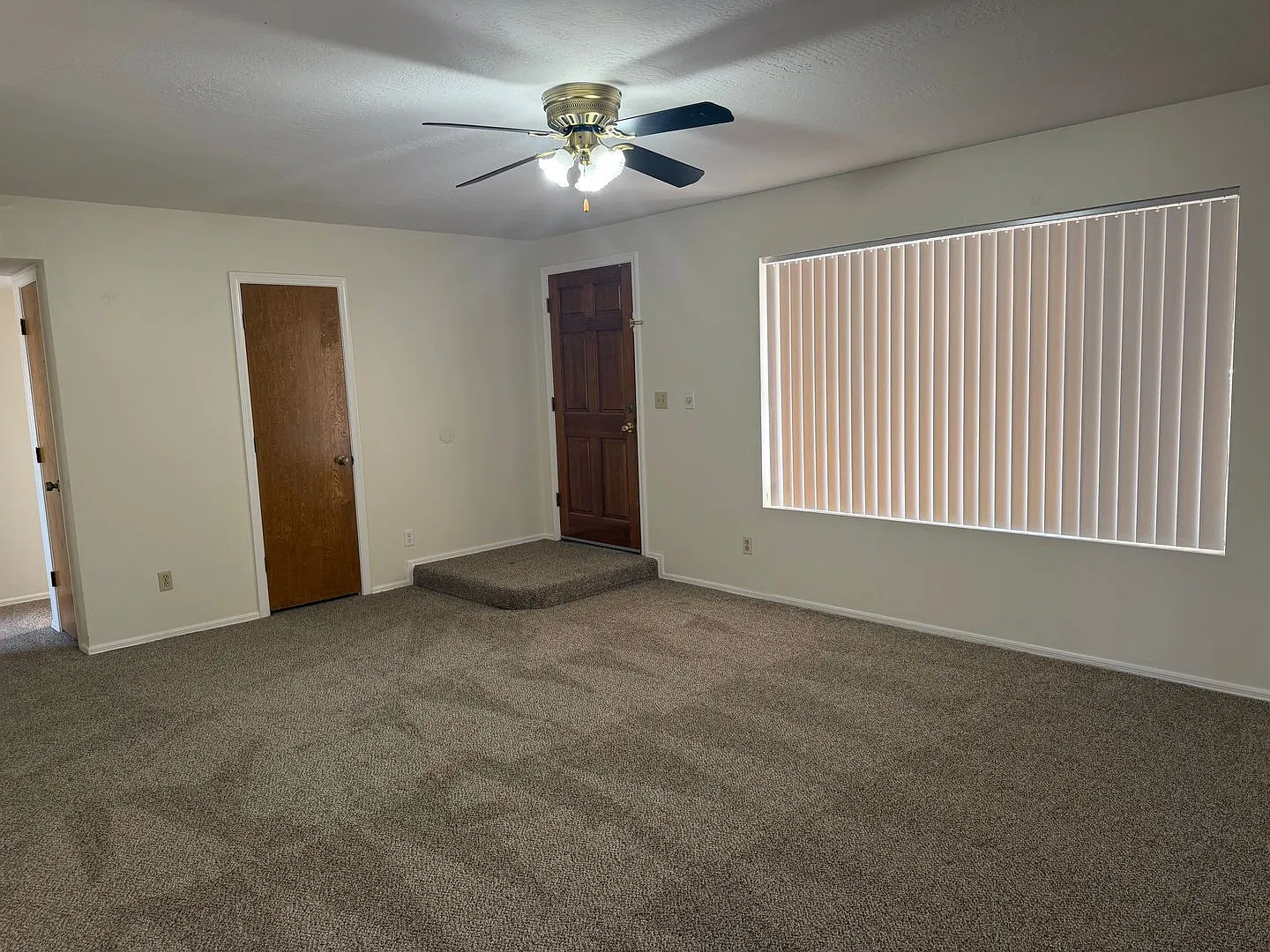 Great 3 Bedroom 2 Bath home available for rent in the heart of Chandler! — Photo 2